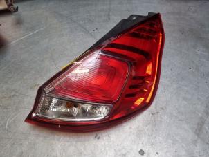 Gebruikte Achterlicht rechts Ford Fiesta 6 (JA8) 1.5 TDCi Prijs € 40,00 Margeregeling aangeboden door Poolman autodemontage