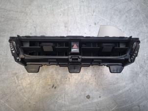 Gebruikte Luchtrooster Dashboard Toyota Corolla Touring Sport (E21/EH1) 1.8 16V Hybrid Prijs € 20,00 Margeregeling aangeboden door Poolman autodemontage