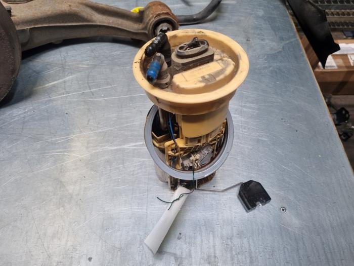 Gebruikte Tank element Pomp Volkswagen Transporter T5 2.5 TDi Prijs € 30,00 Margeregeling aangeboden door Poolman autodemontage