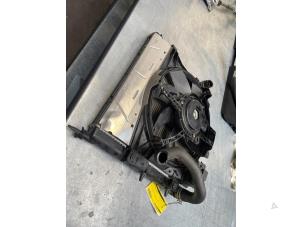 Gebruikte Radiateur Peugeot 2008 (CU) 1.2 Vti 12V PureTech 82 Prijs € 75,00 Margeregeling aangeboden door Poolman autodemontage