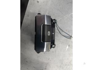 Gebruikte Schakelaar handrem Landrover Range Rover Evoque (LVJ/LVS) 2.0 D 180 16V Coupe Prijs € 30,00 Margeregeling aangeboden door Poolman autodemontage