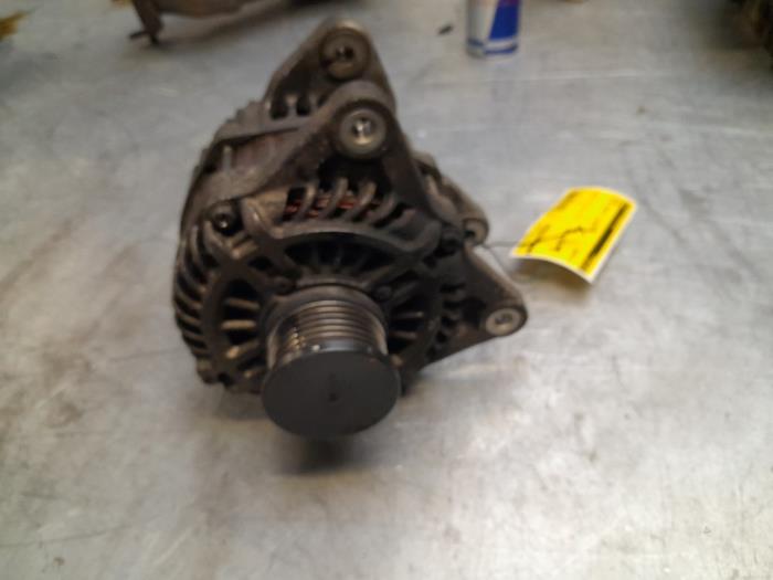 Dynamo van een Nissan Qashqai (J10) 2.0 16V 4x4 2008