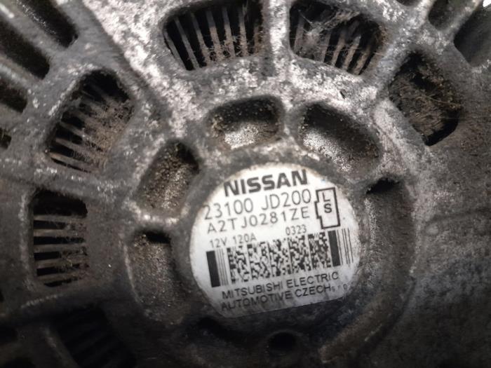 Dynamo van een Nissan Qashqai (J10) 2.0 16V 4x4 2008