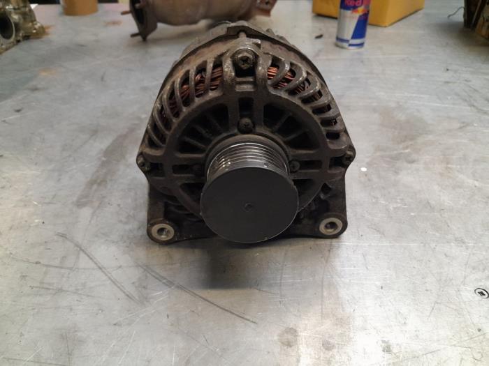 Dynamo van een Nissan Qashqai (J10) 2.0 16V 4x4 2008