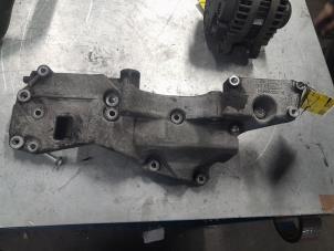 Gebruikte Dynamosteun boven Landrover Freelander II 2.2 td4 16V Prijs € 40,00 Margeregeling aangeboden door Poolman autodemontage