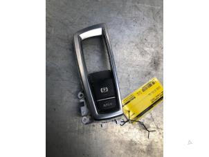 Gebruikte Schakelaar handrem BMW 5 serie (F10) 520d 16V Prijs € 20,00 Margeregeling aangeboden door Poolman autodemontage