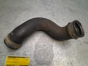 Gebruikte Intercooler Slang Mercedes E (W211) 2.7 E-270 CDI 20V Prijs € 20,00 Margeregeling aangeboden door Poolman autodemontage