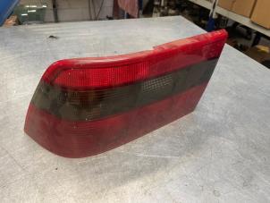 Gebruikte Achterlicht links Opel Calibra 2.0i 16V Prijs € 35,00 Margeregeling aangeboden door Poolman autodemontage