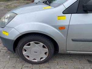 Gebruikte Voorscherm links Ford Fiesta 5 (JD/JH) 1.3 Prijs € 40,00 Margeregeling aangeboden door Poolman autodemontage