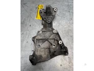 Gebruikte Dynamosteun boven Volvo XC60 I (DZ) 2.4 D5 20V AWD Prijs € 30,00 Margeregeling aangeboden door Poolman autodemontage