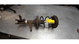 Gebruikte Mac Phersonpoot links-voor Honda FR-V (BE) 1.7 16V Prijs € 40,00 Margeregeling aangeboden door Poolman autodemontage