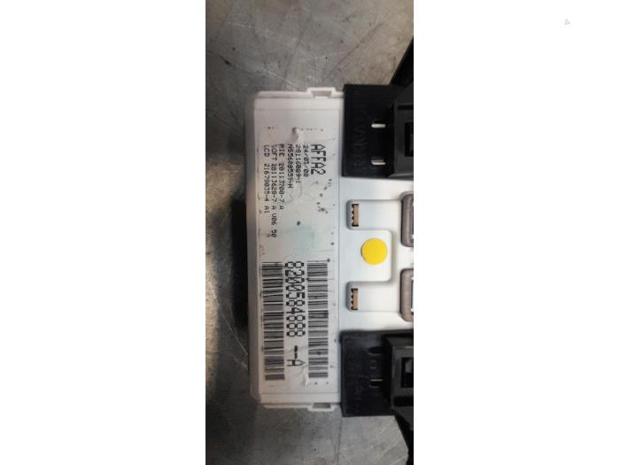 Gebruikte Display Interieur Opel Movano (4A1; 4A2; 4B2; 4B3; 4C2; 4C3) 2.5 CDTI 16V DPF Prijs € 30,00 Margeregeling aangeboden door Poolman autodemontage