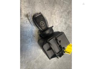 Gebruikte Sleutel + Contactslot Mercedes E Estate (S212) E-350 CDI BlueTEC 3.0 V6 24V 4-Matic Prijs € 75,00 Margeregeling aangeboden door Poolman autodemontage