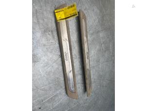 Gebruikte Voorinstap links Jeep Grand Cherokee (WK/WK2) 3.0 CRD V6 24V Prijs € 20,00 Margeregeling aangeboden door Poolman autodemontage