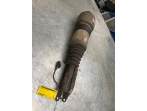 Gebruikte Schokdemperpoot rechts-voor Mercedes E (W211) 5.0 E-500 V8 24V Prijs € 200,00 Margeregeling aangeboden door Poolman autodemontage