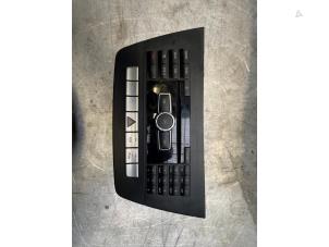 Gebruikte Radio Mercedes C (W204) 2.2 C-200 CDI 16V BlueEFFICIENCY Prijs € 75,00 Margeregeling aangeboden door Poolman autodemontage