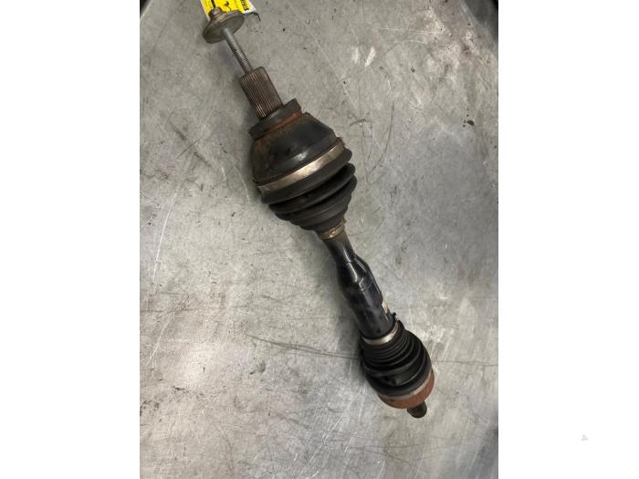 Gebruikte Aandrijfas links-voor Volvo XC70 (BZ) 3.2 24V AWD Prijs € 75,00 Margeregeling aangeboden door Poolman autodemontage