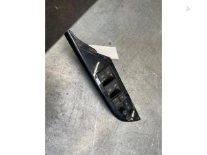 Gebruikte Schakelaar Elektrisch Raam Toyota Hilux V/VI 2.4 D4D-F 16V 4x4 Prijs € 48,40 Inclusief btw aangeboden door Poolman autodemontage