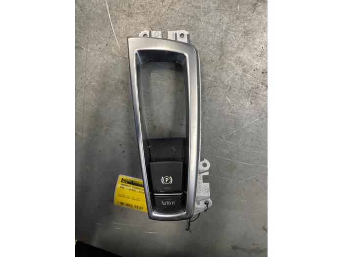 Gebruikte Handrem schakelaar BMW 7 serie (F01/02/03/04) 750i,Li,LiS V8 32V Prijs € 20,00 Margeregeling aangeboden door Poolman autodemontage