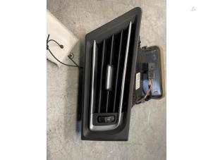 Gebruikte Luchtrooster Dashboard BMW 7 serie (F01/02/03/04) 750i,Li,LiS V8 32V Prijs € 30,00 Margeregeling aangeboden door Poolman autodemontage