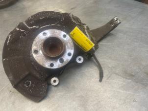 Gebruikte Fusee links-voor BMW 5 serie (F10) 535i 24V TwinPower Turbo Prijs € 40,00 Margeregeling aangeboden door Poolman autodemontage