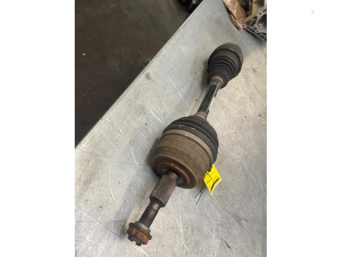 Gebruikte Aandrijfas links-voor Volkswagen Transporter T5 2.5 TDi Prijs € 50,00 Margeregeling aangeboden door Poolman autodemontage