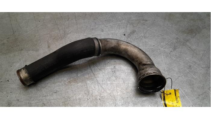 Gebruikte Intercooler Buis Volkswagen Transporter T5 2.5 TDi Prijs € 30,00 Margeregeling aangeboden door Poolman autodemontage