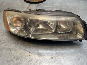Gebruikte Rechter Koplamp Volvo V70 (SW) 2.4 D5 20V Prijs € 50,00 Margeregeling aangeboden door Poolman autodemontage