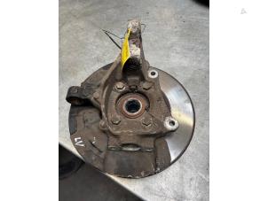 Gebruikte Fusee links-voor Volvo V70 (SW) 2.4 D5 20V Prijs € 40,00 Margeregeling aangeboden door Poolman autodemontage