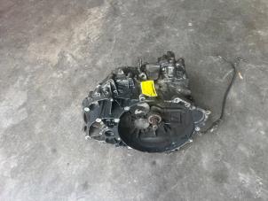 Gebruikte Versnellingsbak Volvo V70 (SW) 2.4 D5 20V Prijs € 150,00 Margeregeling aangeboden door Poolman autodemontage
