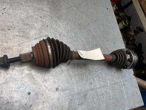 Gebruikte Aandrijfas links-voor Volkswagen Touran (1T1/T2) 1.6 Prijs € 30,00 Margeregeling aangeboden door Poolman autodemontage