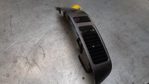 Gebruikte Luchtrooster Dashboard Toyota Land Cruiser (J12) 3.0 D-4D 16V Prijs € 20,00 Margeregeling aangeboden door Poolman autodemontage