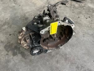 Gebruikte Versnellingsbak Volkswagen Caddy III (2KA,2KH,2CA,2CH) 2.0 SDI Prijs € 350,00 Margeregeling aangeboden door Poolman autodemontage