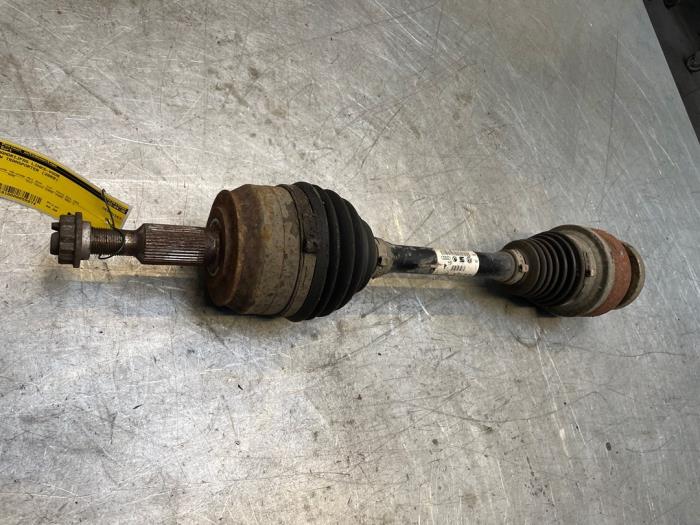 Gebruikte Aandrijfas links-voor Volkswagen Multivan T5 (7E/7HC/7HF/7HM) 2.5 Tdi Prijs € 40,00 Margeregeling aangeboden door Poolman autodemontage