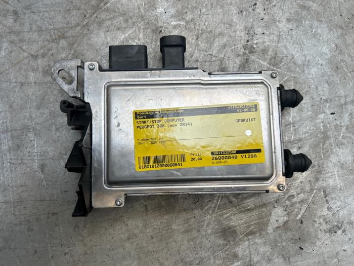 Gebruikte Start/Stop computer Peugeot 308 SW (L4/L9/LC/LJ/LR) 1.2 12V e-THP PureTech 130 Prijs € 20,00 Margeregeling aangeboden door Poolman autodemontage