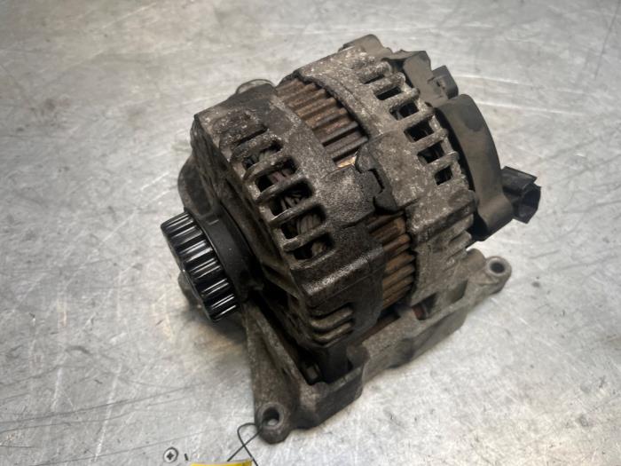 Gebruikte Dynamo Volkswagen Multivan T5 (7E/7HC/7HF/7HM) 2.5 Tdi Prijs € 75,00 Margeregeling aangeboden door Poolman autodemontage