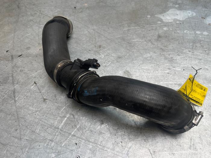 Gebruikte Intercooler Slang Volkswagen Multivan T5 (7E/7HC/7HF/7HM) 2.5 Tdi Prijs € 30,00 Margeregeling aangeboden door Poolman autodemontage