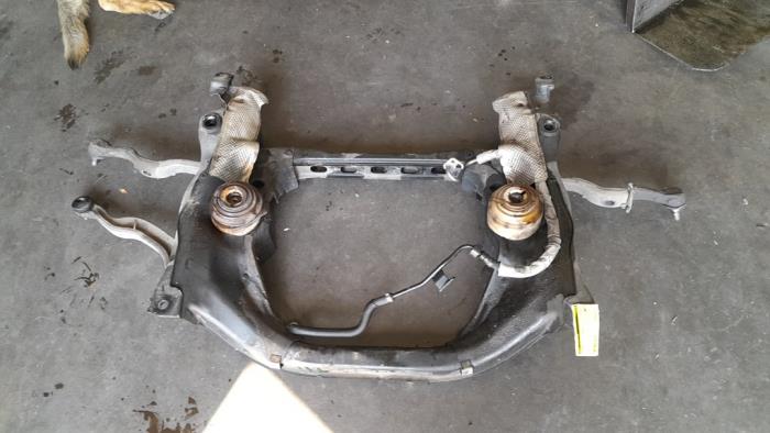 Gebruikte Subframe Mercedes CL (216) 5.5 CL-550 V8 32V Prijs € 100,00 Margeregeling aangeboden door Poolman autodemontage