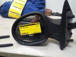 Gebruikte Buitenspiegel links Renault Twingo II (CN) 1.2 Prijs € 20,00 Margeregeling aangeboden door Poolman autodemontage