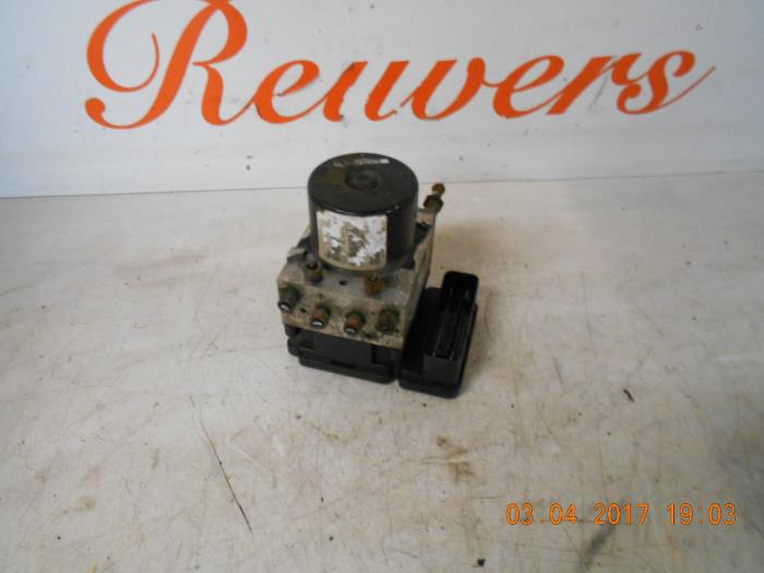 Gebruikte ABS Pomp Dodge Ram Van 2.8 CRD 16V Autom. Prijs € 100,00 Margeregeling aangeboden door Autorecycling Reuvers B.V.