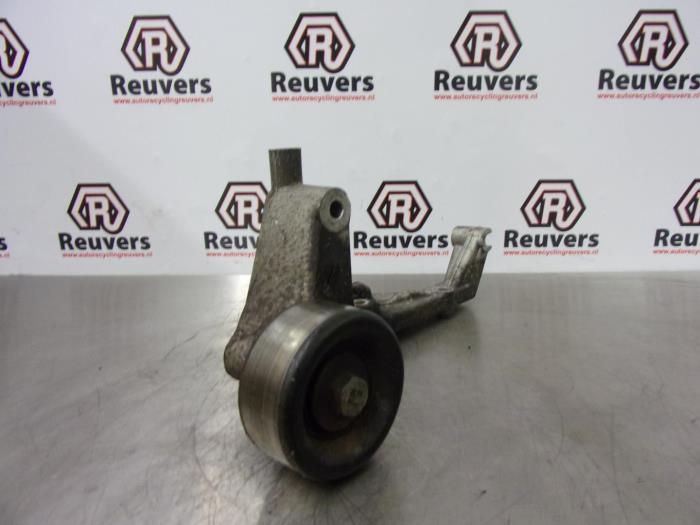Gebruikte Dynamosteun boven Hyundai H-300 2.5 CRDi Prijs € 20,00 Margeregeling aangeboden door Autorecycling Reuvers B.V.