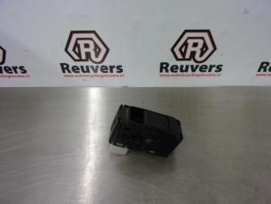 Gebruikte Schakelaar Elektrisch Raam Dodge Caliber 1.8 16V Prijs € 15,00 Margeregeling aangeboden door Autorecycling Reuvers B.V.