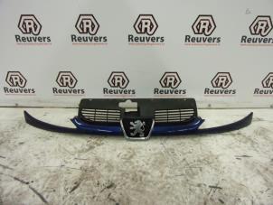 Gebruikte Grille Peugeot 206 (2A/C/H/J/S) 1.4 XR,XS,XT,Gentry Prijs € 25,00 Margeregeling aangeboden door Autorecycling Reuvers B.V.