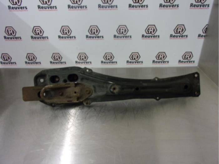 Subframe van een Toyota Corolla Wagon (E12) 2.0 D-4D 16V 90 2004