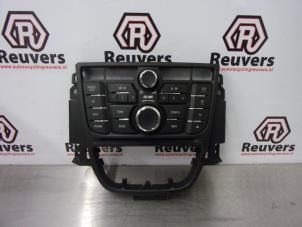 Gebruikte Radiobedienings paneel Opel Astra J (PC6/PD6/PE6/PF6) 1.3 CDTI 16V EcoFlex Prijs € 40,00 Margeregeling aangeboden door Autorecycling Reuvers B.V.