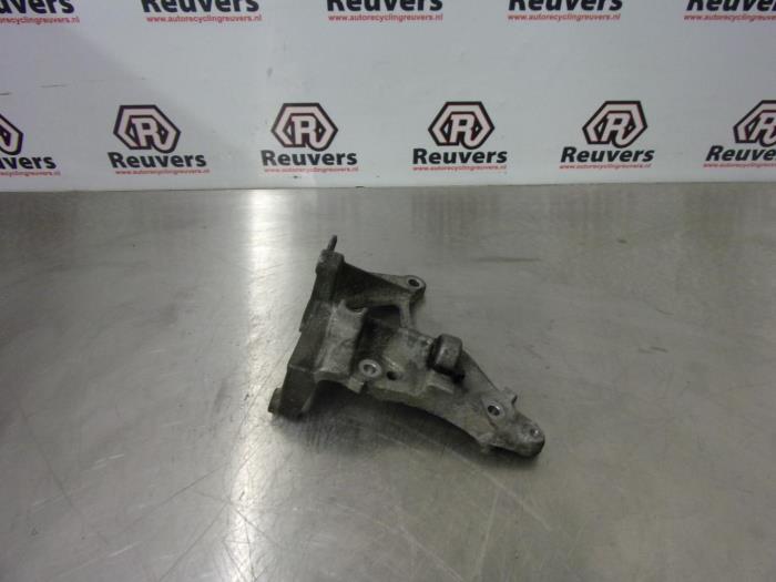 Gebruikte Dynamosteun boven Volvo V50 (MW) 1.6 D 16V Prijs € 20,00 Margeregeling aangeboden door Autorecycling Reuvers B.V.