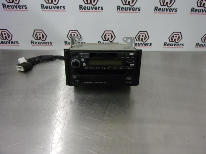Radio CD Speler van een Toyota Celica (ZZT230/231) 1.8i 16V 2001