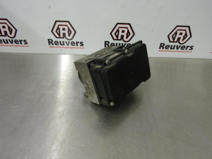 Gebruikte ABS Pomp Renault Clio III (BR/CR) 1.5 dCi 85 Prijs € 50,00 Margeregeling aangeboden door Autorecycling Reuvers B.V.