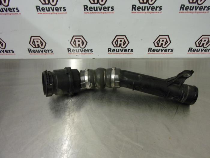 Gebruikte Intercooler Buis Renault Kangoo/Grand Kangoo (KW) 1.5 dCi 90 FAP Prijs € 45,00 Margeregeling aangeboden door Autorecycling Reuvers B.V.