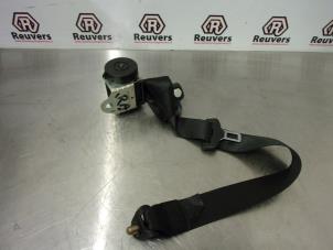 Gebruikte Veiligheidsgordel rechts-achter Mitsubishi Colt (Z2/Z3) 1.3 16V Prijs € 35,00 Margeregeling aangeboden door Autorecycling Reuvers B.V.